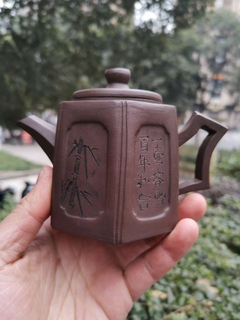 古玩陶瓷3647】民國~創匯期 朱賽花款六方刻書畫八卦鈕紫砂壺一把拍賣,當前價格2500元