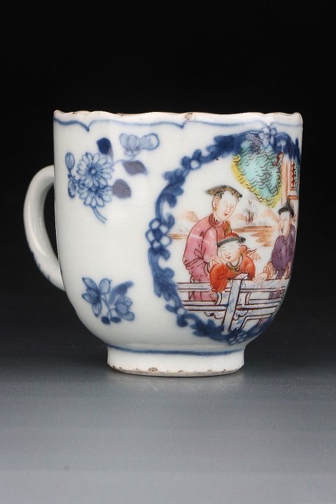 古玩陶瓷3712】清乾隆???青花加彩滿大人庭院人物合家歡把杯拍賣,當前價格3500元