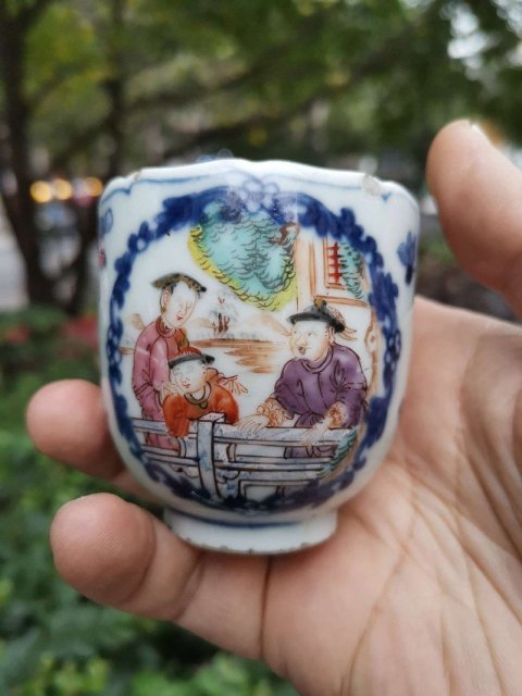 古玩陶瓷3712】清乾隆???青花加彩滿大人庭院人物合家歡把杯拍賣,當前價格3500元