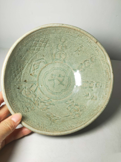 古玩陶瓷【收藏重器】明代龍泉青瓷印人物紋碗【估價十萬元以上】拍賣，當前價格65000元