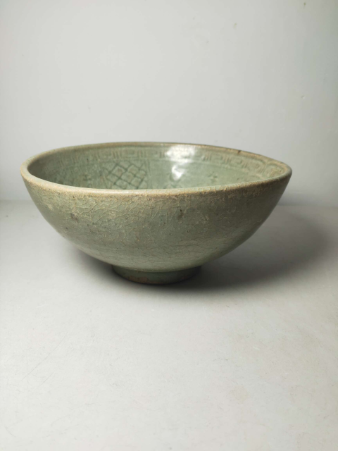 古玩陶瓷【收藏重器】明代龍泉青瓷印人物紋碗【估價十萬元以上】拍賣，當前價格65000元