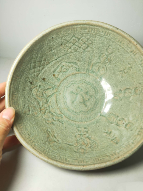 古玩陶瓷【收藏重器】明代龍泉青瓷印人物紋碗【估價十萬元以上】拍賣，當前價格65000元