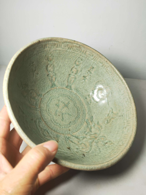 古玩陶瓷【收藏重器】明代龍泉青瓷印人物紋碗【估價十萬元以上】拍賣，當前價格65000元