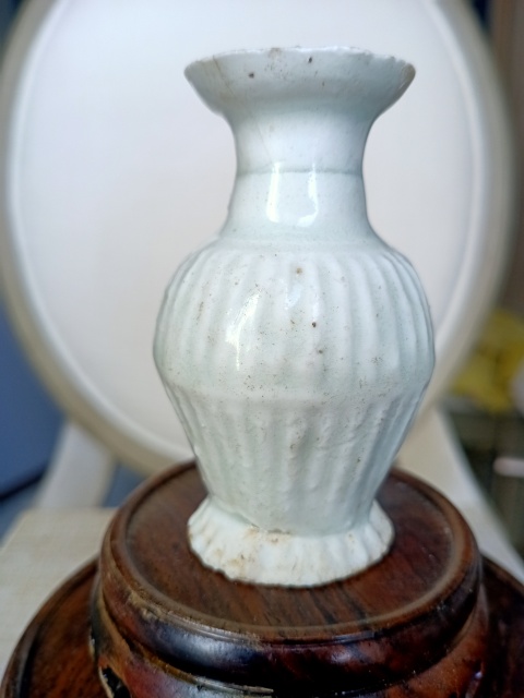 景德鎮(zhèn)湖田影青釉菊瓣紋小瓶拍賣，當(dāng)前價(jià)格510元