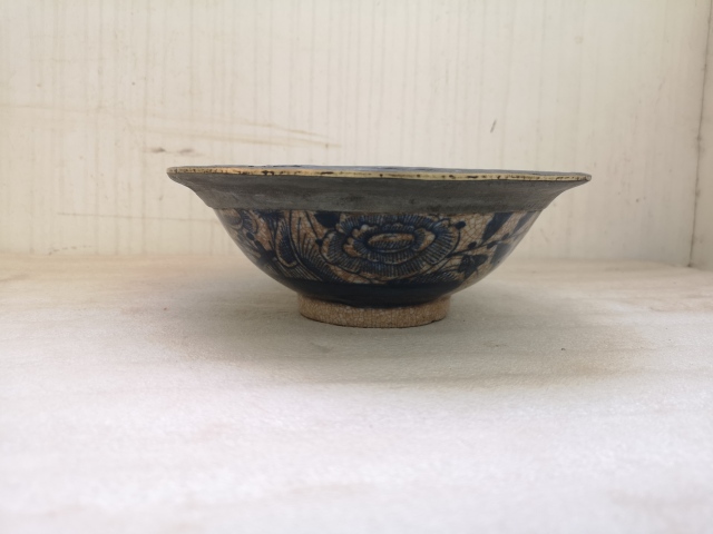 古玩陶瓷哥釉青花花卉紋碗拍賣,當前價格450元