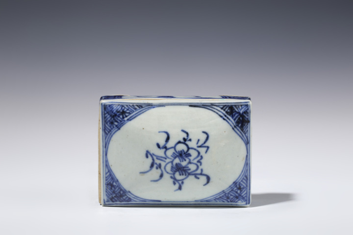 古玩陶瓷清中·青花花卉紋蓋盒拍賣,當(dāng)前價(jià)格1120元