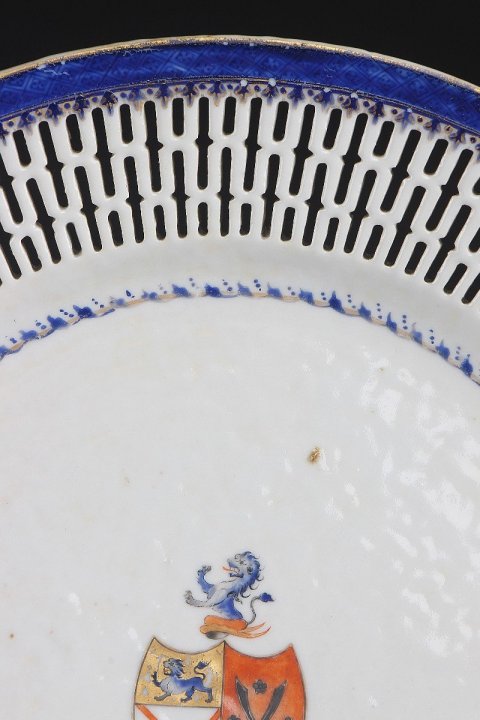 古玩陶瓷5184】清乾隆   廣彩歐洲貴族紋章瓷鏤空盤拍賣，當前價格9800元
