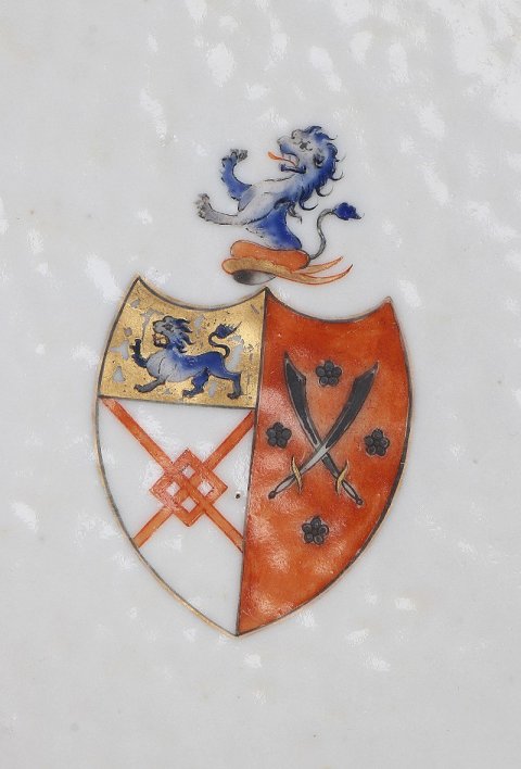 古玩陶瓷5184】清乾隆   廣彩歐洲貴族紋章瓷鏤空盤拍賣，當前價格9800元