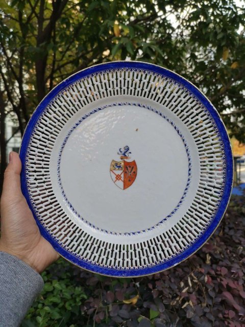 古玩陶瓷5184】清乾隆   廣彩歐洲貴族紋章瓷鏤空盤拍賣，當前價格9800元