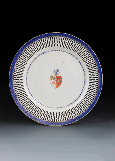 古玩陶瓷5184】清乾隆   廣彩歐洲貴族紋章瓷鏤空盤拍賣，當前價格9800元