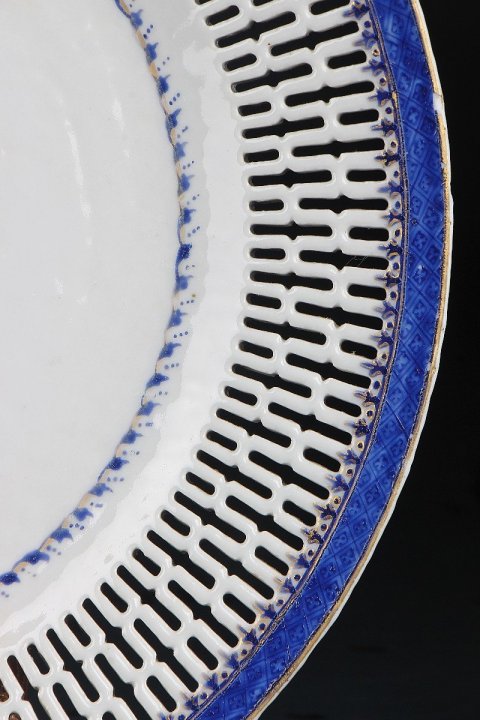 古玩陶瓷5184】清乾隆   廣彩歐洲貴族紋章瓷鏤空盤拍賣，當前價格9800元