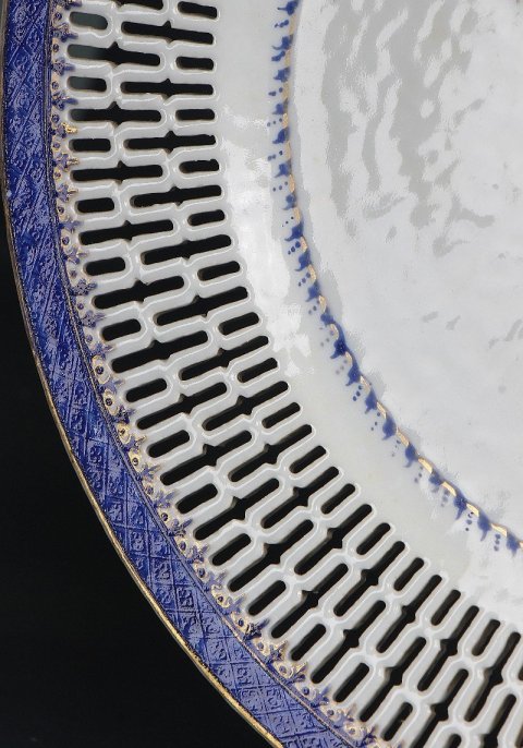 古玩陶瓷5184】清乾隆   廣彩歐洲貴族紋章瓷鏤空盤拍賣，當前價格9800元