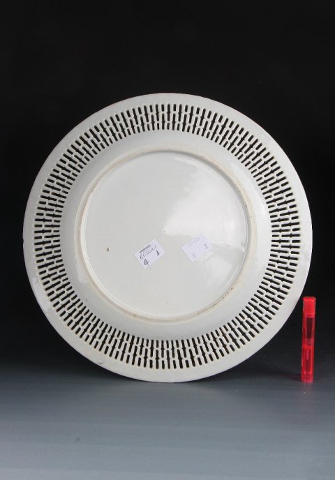 古玩陶瓷5184】清乾隆   廣彩歐洲貴族紋章瓷鏤空盤拍賣，當前價格9800元