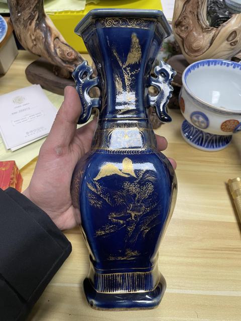 域鉴古玩】清乾隆霁蓝釉描金六方双耳瓶拍卖价格/图片/值多少钱