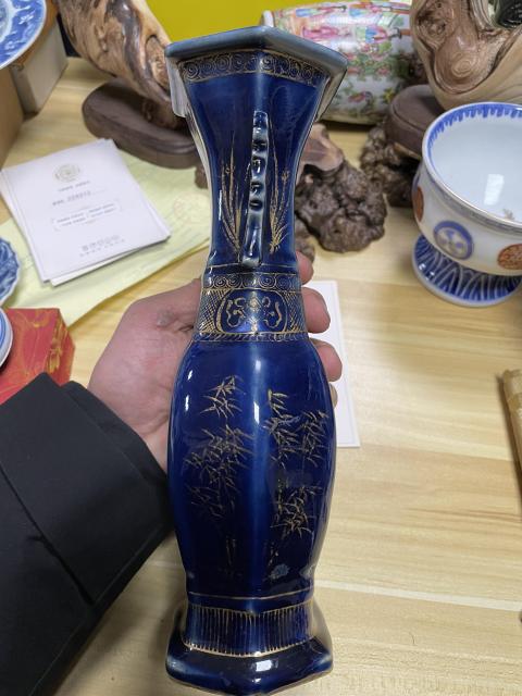 域鉴古玩】清乾隆霁蓝釉描金六方双耳瓶拍卖价格/图片/值多少钱