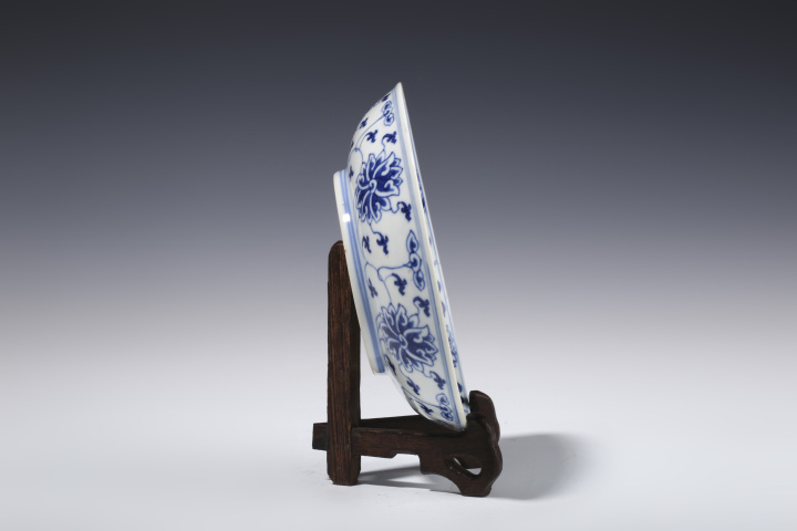 域鉴古玩】清同治·青花缠枝莲纹盘（官）拍卖价格/图片/值多少钱