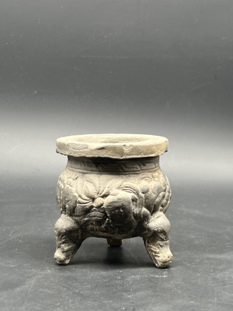 古玩陶瓷黑陶刻花嬰戲花卉紋香爐拍賣，當前價格2000元