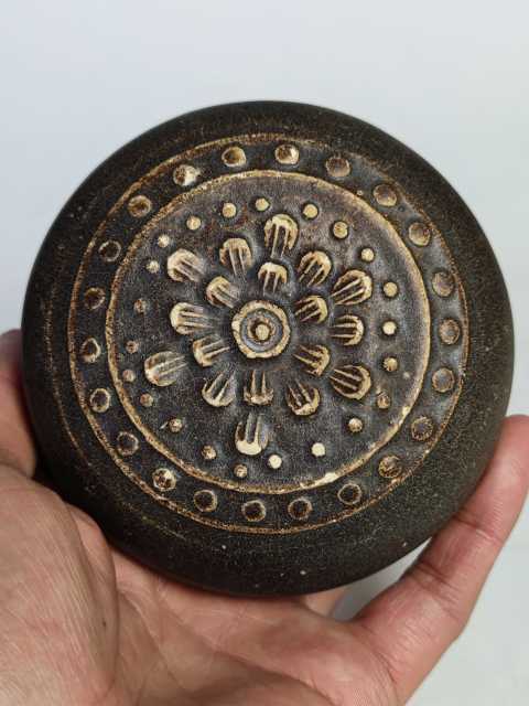 古玩陶瓷宋元吉州窯印花花卉粉盒拍賣,當前價格1元