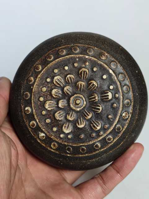 古玩陶瓷宋元吉州窯印花花卉粉盒拍賣,當前價格1元