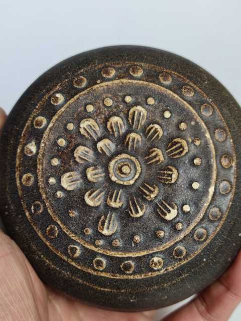 古玩陶瓷宋元吉州窯印花花卉粉盒拍賣,當前價格1元