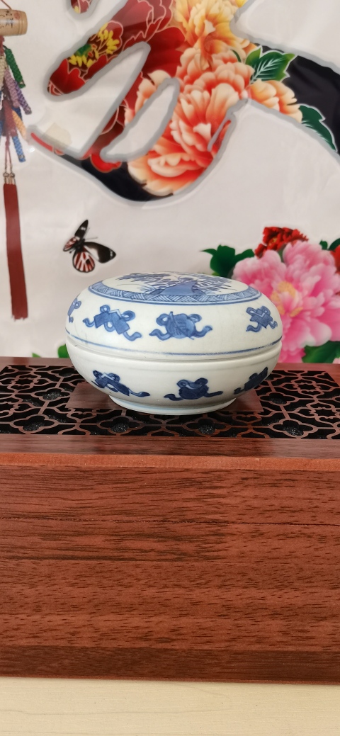 古玩陶瓷花卉紋青花蓋盒拍賣,當前價格2500元