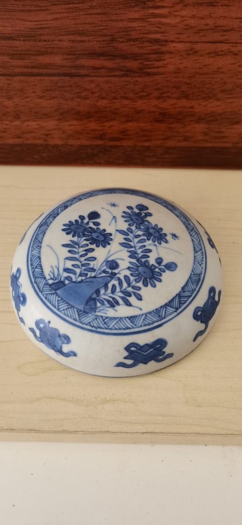 古玩陶瓷花卉紋青花蓋盒拍賣,當前價格2500元