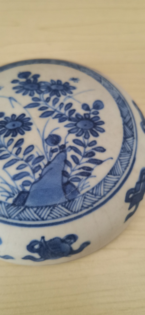 古玩陶瓷花卉紋青花蓋盒拍賣,當前價格2500元
