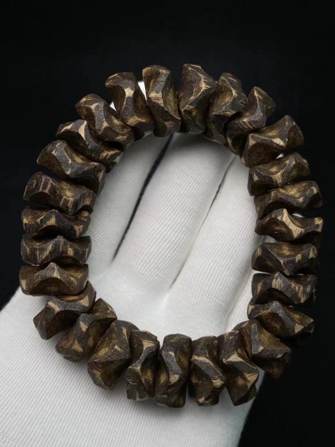 海南黃油沉香手串拍賣，當(dāng)前價(jià)格1880元