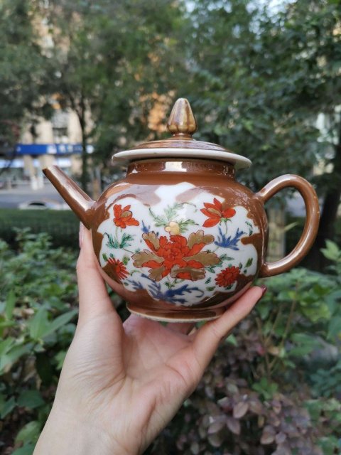 古玩陶瓷5491】清雍正??醬釉地開窗牡丹花卉紋執壺拍賣，當前價格3000元