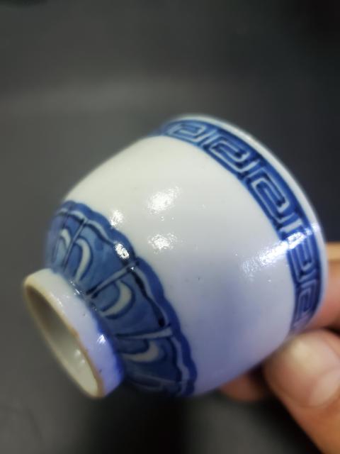域鉴古玩】清代中期底款大明成化年制青花回字纹杯拍卖价格/图片