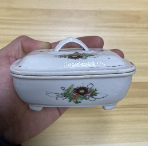 古玩陶瓷民國(guó) 精品粉彩花卉紋肥皂盒拍賣，當(dāng)前價(jià)格480元
