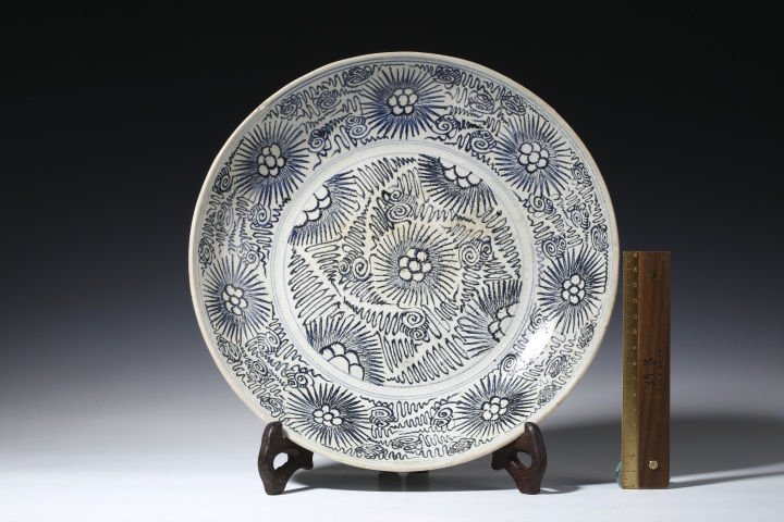 古玩陶瓷清中·淡描青花花卉紋盤拍賣，當(dāng)前價(jià)格3800元
