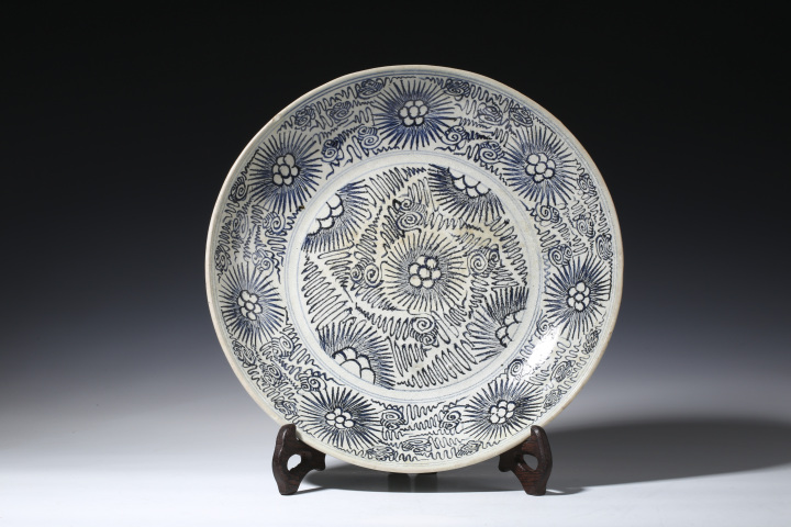 古玩陶瓷清中·淡描青花花卉紋盤拍賣，當(dāng)前價(jià)格3800元
