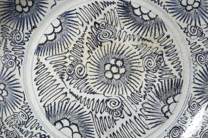 古玩陶瓷清中·淡描青花花卉紋盤拍賣，當(dāng)前價(jià)格3800元