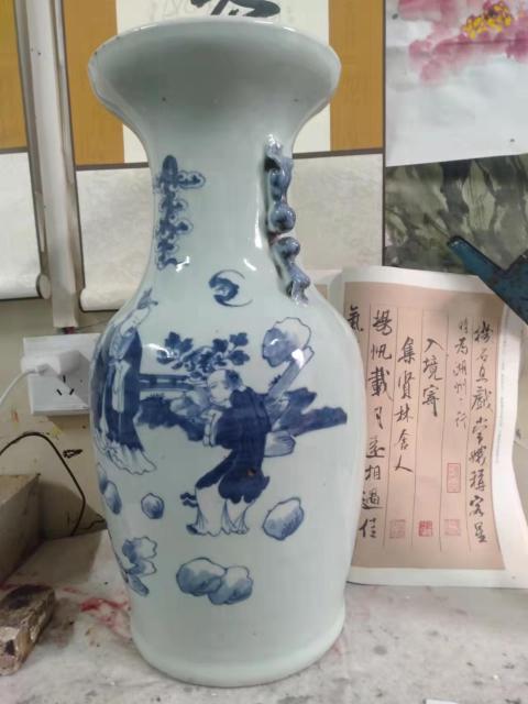古玩陶瓷豆青釉青花人物故事紋獅耳洗口瓶看窯口景德鎮,個人認為看東西說話拍賣,當前價格7999元