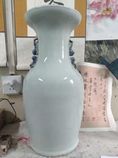 古玩陶瓷豆青釉青花人物故事紋獅耳洗口瓶看窯口景德鎮,個人認為看東西說話拍賣,當前價格7999元