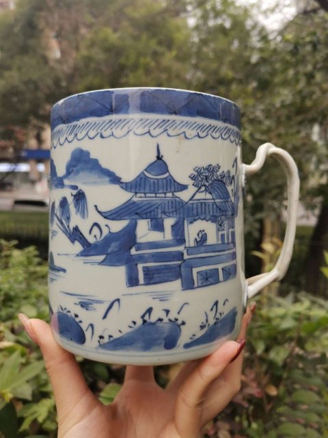 古玩陶瓷5560】清中期  青花通景山水樓閣圖把杯拍賣，當前價格3000元