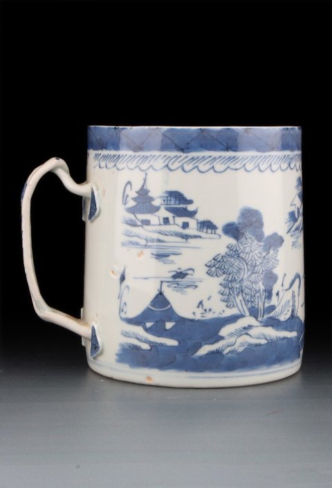 古玩陶瓷5560】清中期  青花通景山水樓閣圖把杯拍賣，當前價格3000元