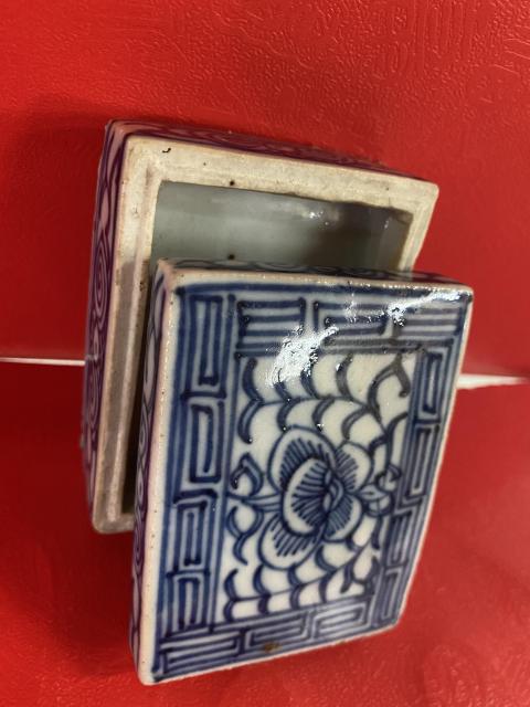 古玩陶瓷花卉紋青花蓋盒拍賣,當前價格910元