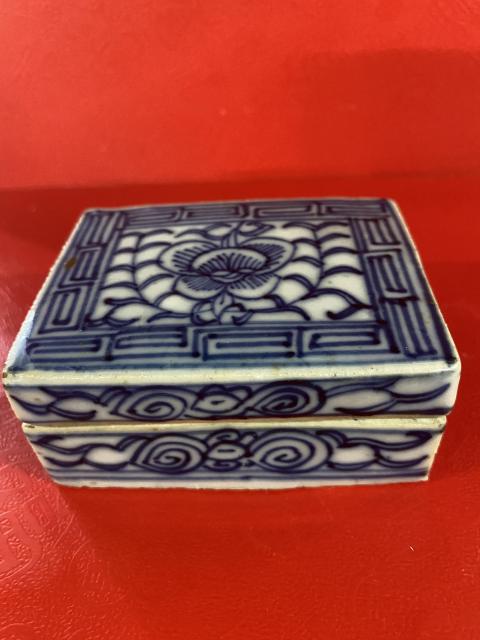 古玩陶瓷花卉紋青花蓋盒拍賣,當前價格910元