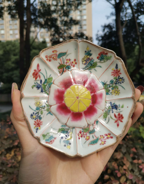 古玩陶瓷5599】清雍正??模印花瓣紋粉彩花卉紋堆塑仿生小碟拍賣,當前價格7980元