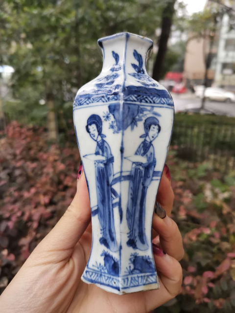 古玩陶瓷5404】清康熙  青花四美圖六棱瓶拍賣，當前價格9800元