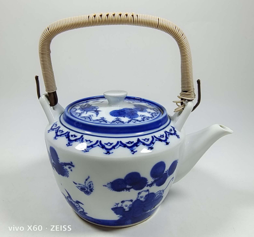 古玩陶瓷嬰戲花蝶紋青花提梁壺拍賣,當前價格398元