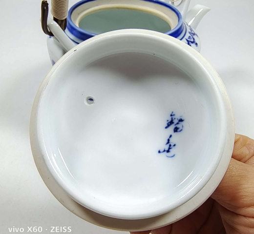 古玩陶瓷嬰戲花蝶紋青花提梁壺拍賣,當前價格398元