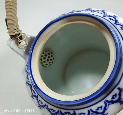 古玩陶瓷嬰戲花蝶紋青花提梁壺拍賣,當前價格398元