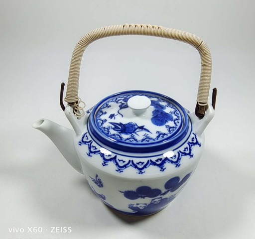 古玩陶瓷嬰戲花蝶紋青花提梁壺拍賣,當前價格398元