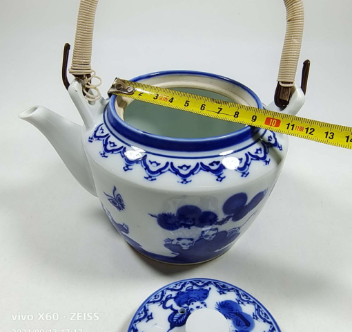 古玩陶瓷嬰戲花蝶紋青花提梁壺拍賣,當前價格398元