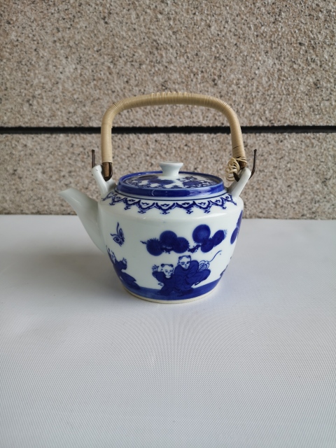 古玩陶瓷嬰戲花蝶紋青花提梁壺拍賣,當前價格398元