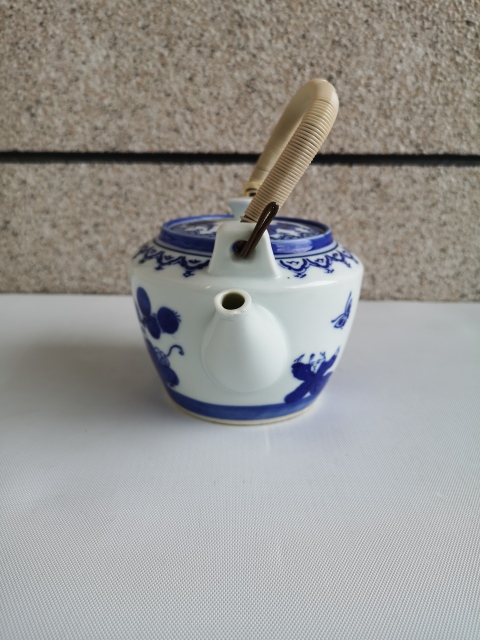 古玩陶瓷嬰戲花蝶紋青花提梁壺拍賣,當前價格398元