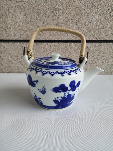 古玩陶瓷嬰戲花蝶紋青花提梁壺拍賣,當前價格398元